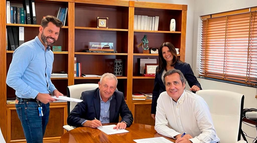 Jan Nowak y Juan Carlos Domínguez firman el contrato de compra.