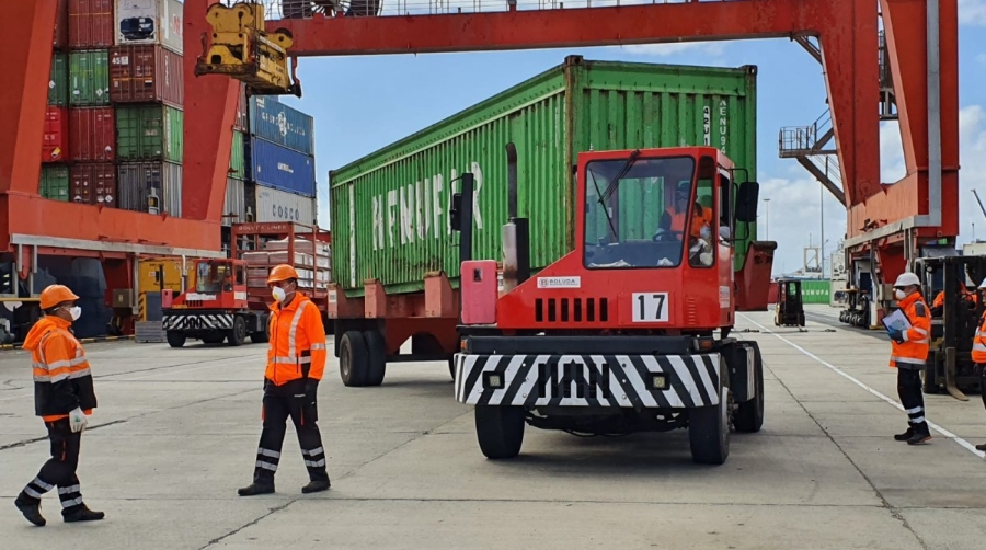 Los estibadores de Las Palmas refuerzan su actividad ante el aumento de la llegada de contenedores al puerto