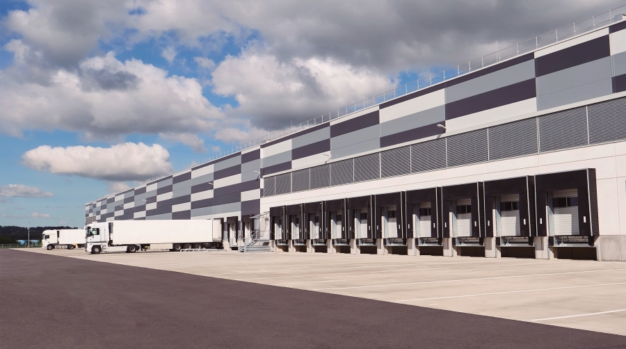 El alquiler de centros logísticos gana peso en España por la creciente presión de los costes