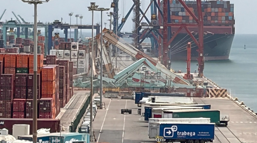Un momento de los trabajos de desmontaje y abatimiento de la grúa. Foto D. P.