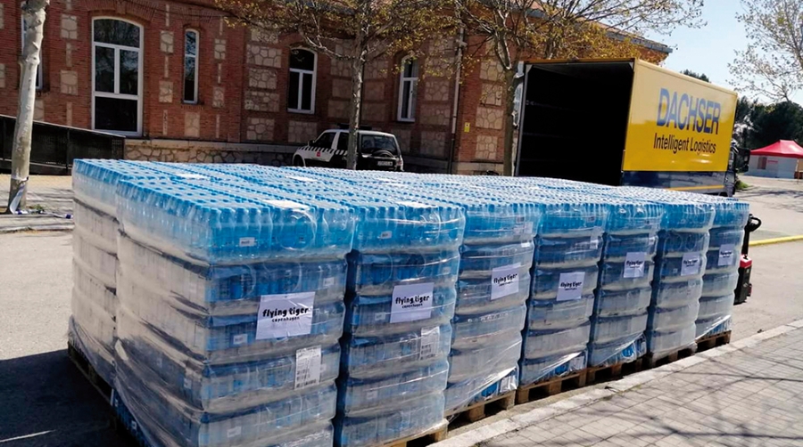 Dachser colabora en el transporte de botellas de agua para hospitales de Madrid