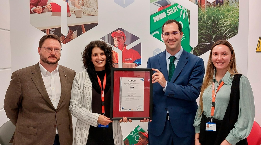 El equipo de Seur Now y el equipo de Seguridad, Salud y Bienestar de Seur junto a Enrique Megía, director de Aenor en Madrid.