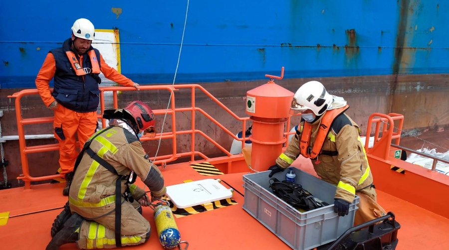 Bombers Generalitat y Parc Químic realizan prácticas de incidentes marítimos en el Port de Tarragona
