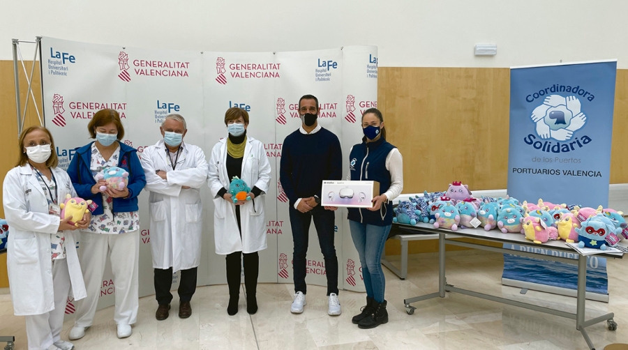 El estibador Manuel S&aacute;nchez y Coordinadora Solidaria Valencia colaboran en una donaci&oacute;n de juguetes