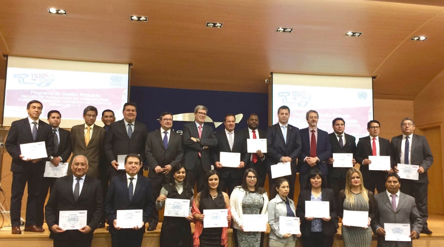 El acto concluy&oacute; con la entrega de los certificados que acreditan la formaci&oacute;n recibida en Valencia a todos los participantes.