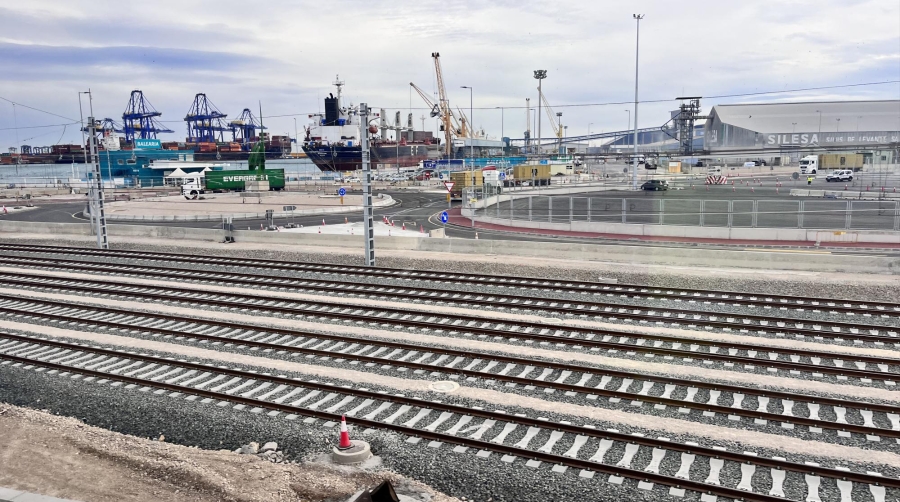 Valenciaport licita por 12 millones las obras del tercer hilo ferroviario entre los muelles de Poniente y Levante