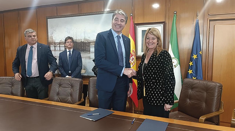 Juan Manuel Medina Torres, decano de la Demarcación de Andalucía, Ceuta y Melilla del CICCP, y Pilar Miranda Plata, presidenta de la Autoridad Portuaria de Huelva.