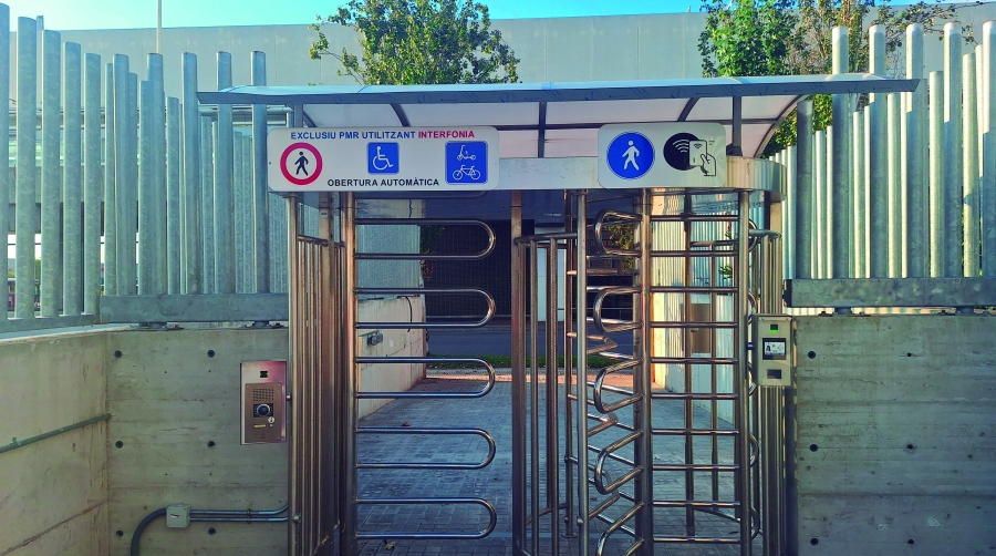 El nuevo acceso permite una conexión directa con las estaciones de metro de las líneas L9 (Zona Franca) y L10 (Port Comercial – La Factoria).