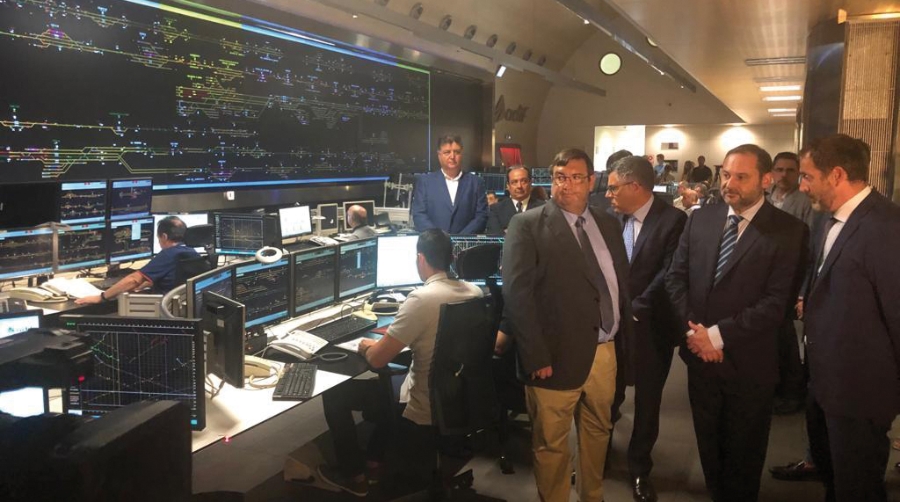 El centro de control de la estaci&oacute;n de Fuente San Luis gestiona 600 trenes diarios
