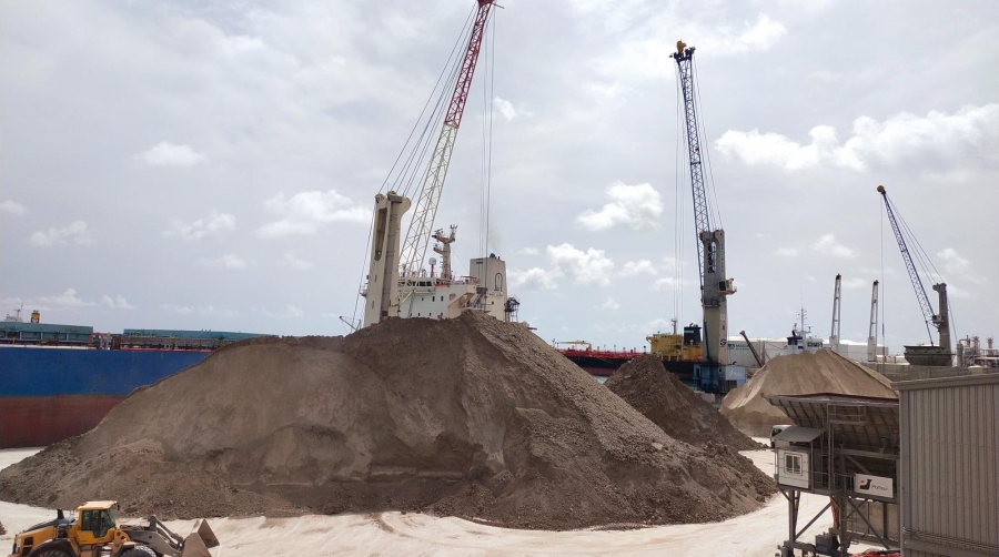 El puerto de Castellón cerró el año 2021 con 9,3 millones de toneladas (39,5%) de graneles sólidos movidos por sus muelles. La arcilla procedente de Ucrania supuso 1.626.390,41 de toneladas.
