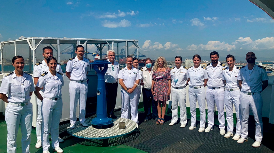 El grupo estaba compuesto por 11 alumnos que se est&aacute;n formado para ejercer de capitanes mar&iacute;timos de los puertos de Italia que han estado acompa&ntilde;ados por Mario Pennisi de la Capitan&iacute;a Mar&iacute;tima de Ravena, el Capit&aacute;n de Corbeta y segundo comandante de la Comandancia Naval de Valencia, Celso Martinez y Francesca Antonelli, responsable de Marketing y Cruceros de la Autoridad Portuaria de Valencia.