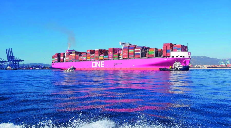 Coordinadora asiste a la primera escala del megabuque One Innovation en el puerto de Algeciras