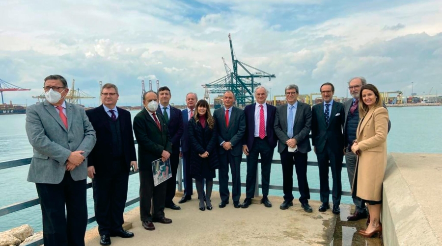 Representantes empresariales valencianos y madrileños junto con directivos de la APV durante la visita realizada al recinto valenciano en el día de ayer.