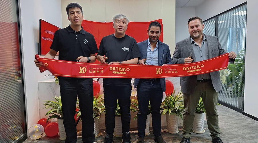 Keming Yu, subdirector de Dayuan International Group; Dennis Wang, CEO de Dayuan International Group; Carlos Tomás Baixauli; CEO de Datisa; y Alexandre Martínez; Business Developer Datisa.