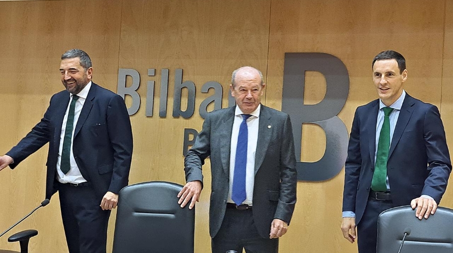 Carlos Alzaga, director de la Autoridad Portuaria de Bilbao; Ricardo Barkala, presidente del Puerto de Bilbao; y Andima Ormaetxe, director de Operaciones, Comercial, Logística y Estrategia de la APB.