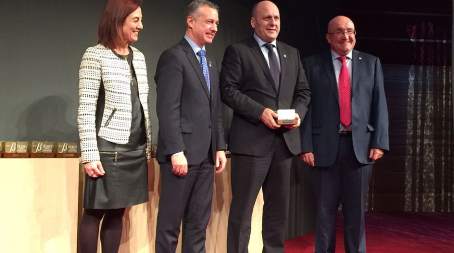 La AP de Bilbao recibe un premio por su contribuci&oacute;n a la divulgaci&oacute;n del euskara