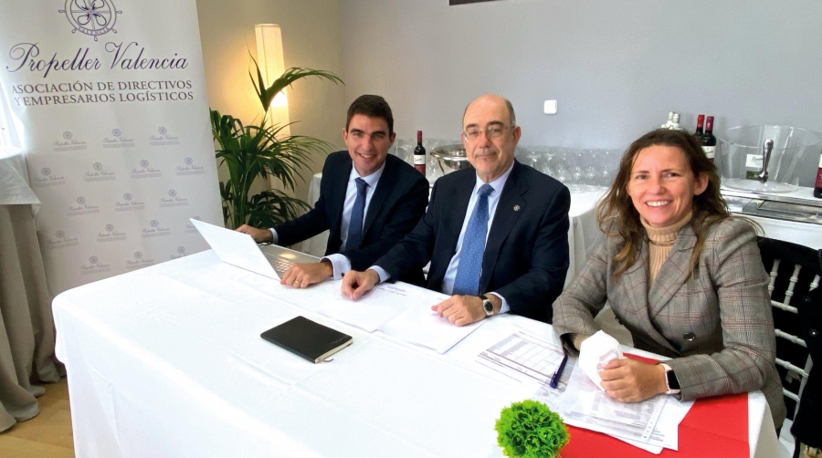 Pedro Coca, presidente de Propeller, flanqueado por Yolanda Atiénzar, tesorera y Jorge Selma, secretario.