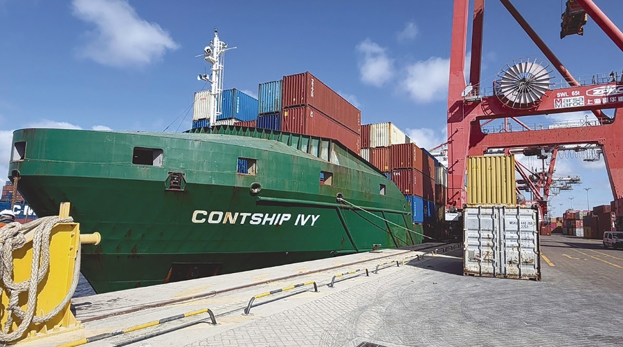 El buque “Contship Ivy” operando el fin de semana en Casablanca.