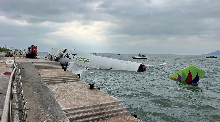 El avión perdió el control al aterrizar y se salió de la pista norte.