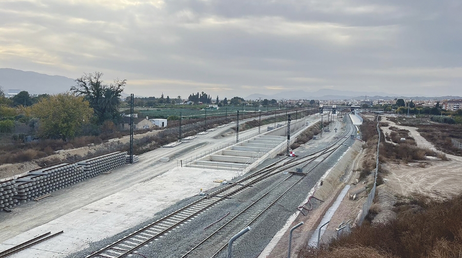 La playa de vías está siendo objeto en este punto de una renovación de gran calado.