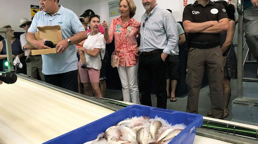 La presidenta del Puerto de Almer&iacute;a, Mari Carmen Ortiz, durante una visita a la lonja.