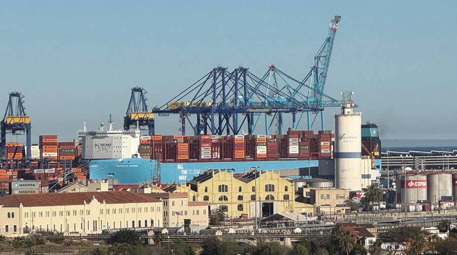 Las nuevas grúas de la compañía están realizando las últimas pruebas antes de entrar en servicio. Foto F. V.