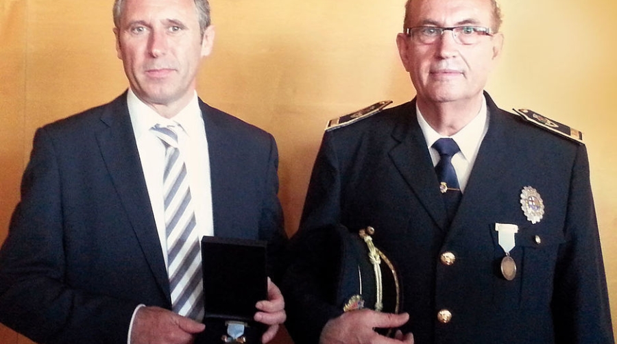 Bernat Bar&oacute; y Manuel Adeli&ntilde;o del Puerto de Barcelona reciben la medalla de bronce al m&eacute;rito policial