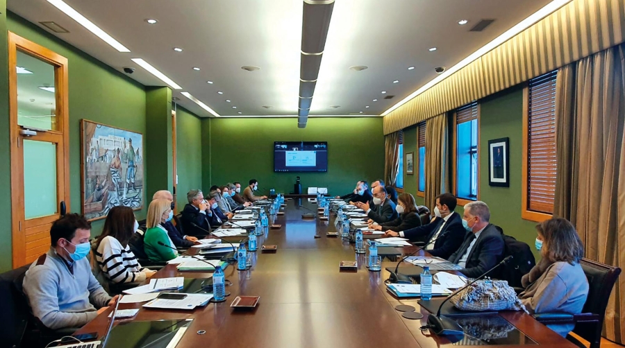 El Puerto de Vigo ha sido pionero en la definición e implementación de una estrategia de Crecimiento Azul en Europa lo que ha permitido la generación de espacios de diálogo entre el Puerto y la Comunidad Portuaria. En la imagen, la última sesión del grupo de trabajo de mercancías y transporte marítimo.