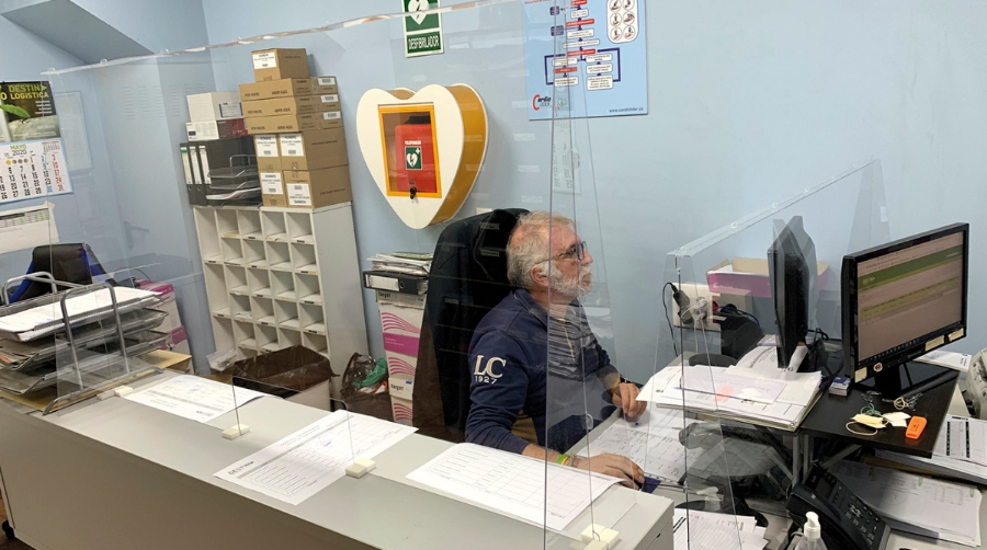 Destina instala mamparas de metacrilato en las mesas de sus empleados