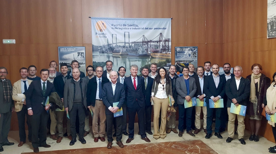 Los empresarios de Cartuja visitan el Puerto de Sevilla