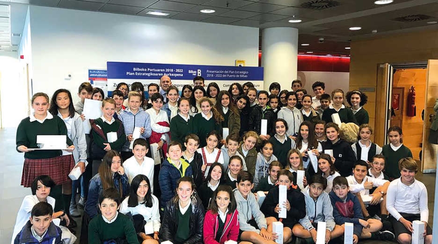 El presidente de la Autoridad Portuaria de Bilbao, Asier Atutxa, hizo entrega ayer de los premios del II Concurso de Cuentos Puerto de Bilbao en Santurtzi.