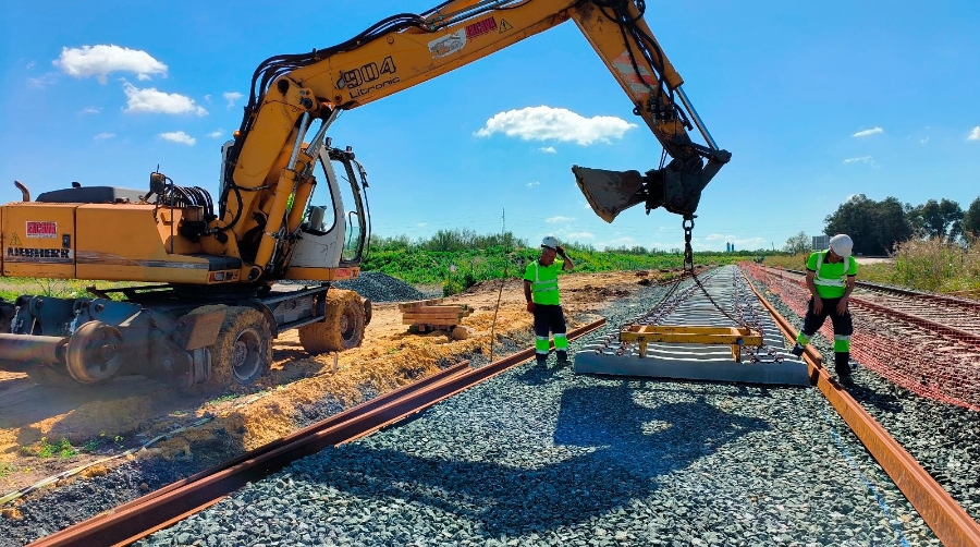 La ejecución de las obras ha conllevado una maniobra de gran envergadura culminada con éxito por parte de la empresa adjudicataria, Railsur.