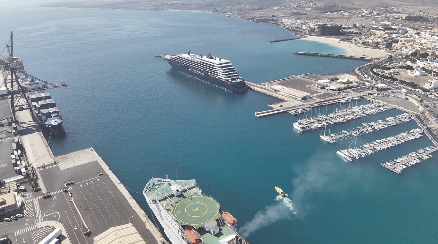 El tráfico de pasajeros en los puertos gestionados por la Autoridad Portuaria de Las Palmas sigue al alza.