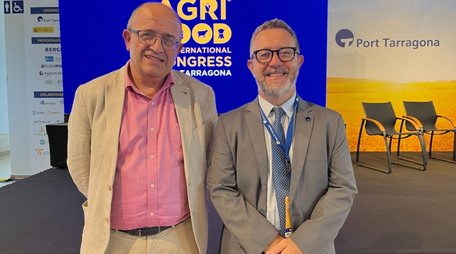 Joan Gòdia, director general de empresas agroalimentarias, calidad y gastronomía, del Departamento de acción climática, alimentación y agenda rural, y Saül Garreta, presidente de Port Tarragona. Foto J.P.