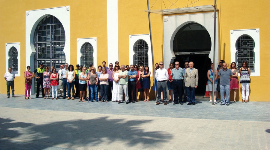 Minuto de silencio de PortCastell&oacute; por las v&iacute;ctimas de Santiago de Compostela