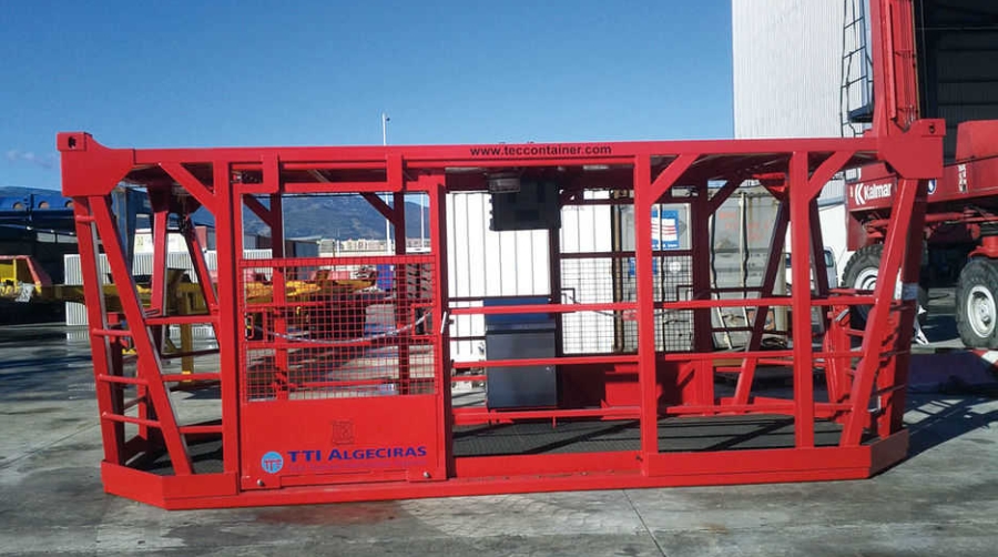 TEC Container entrega a TTI Algeciras una nueva cesta de seguridad y rescate para estibadores