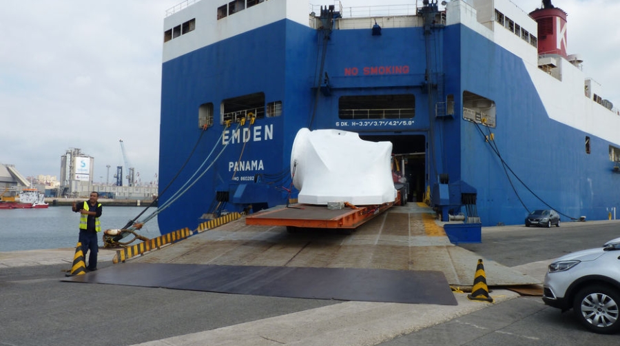 Alfinter coordina en el Puerto de Santander el primer embarque especial en un buque de VW