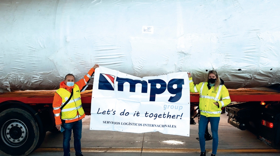 MPG Group carga cuatro piezas de 35 metros y 27 toneladas en el Aeropuerto de Zaragoza