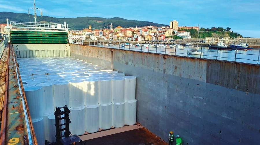 El embarque de las bobinas de papel con destino a Reino Unido se realizó a bordo del buque “Schouwenbank”.