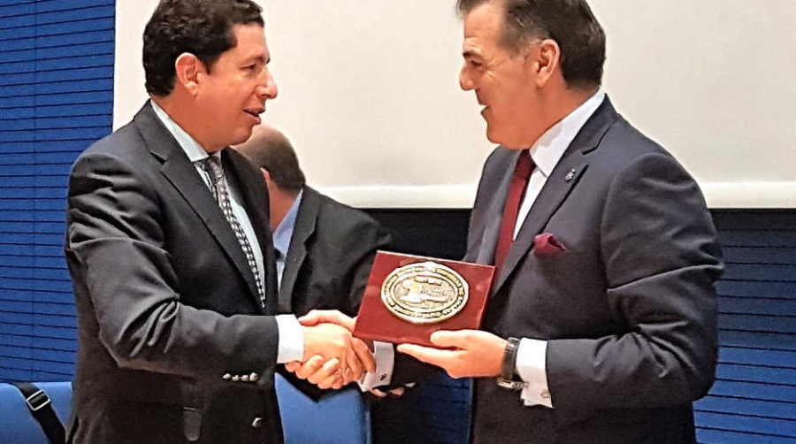 Como muestra del agradecimiento de sus asociados a la APC, Fernando Vidal (derecha), presidente de la AEEA, entreg&oacute; una metopa de AEEA al presidente del Puero, Antonio Sevilla Recio.