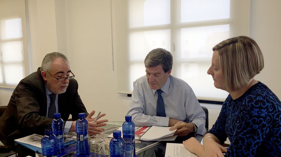 M&ordf; Jos&eacute; Salvador se interesa por los proyectos de Valenciaport