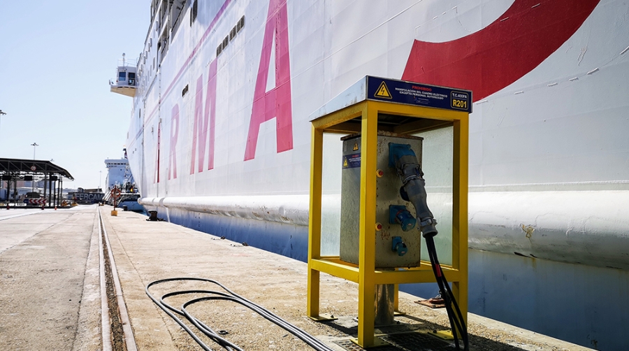 La AP de Almer&iacute;a realiza el primer suministro de energ&iacute;a el&eacute;ctrica a un buque en puerto