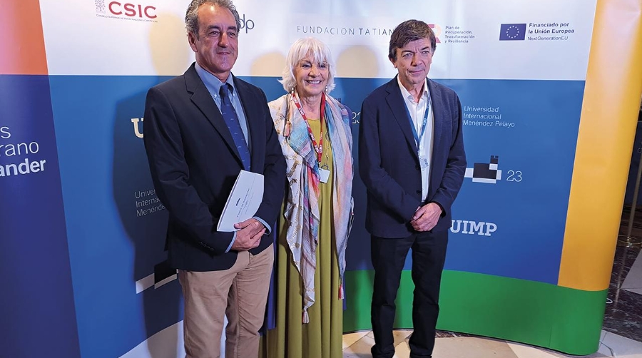 Francisco Martín, presidente de la Autoridad Portuaria de Santander; Teófila Martínez, presidenta de la AP de Cádiz y de RETE; y Carlos Andradas, rector de la UIMP, en la apertura de la Semana Portuaria de la UIMP. Foto: J.P.