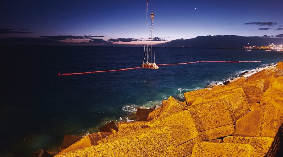 El puerto de Los Cristianos acoge ya la colocación de los bloques de hormigón que reforzarán su dique exterior.