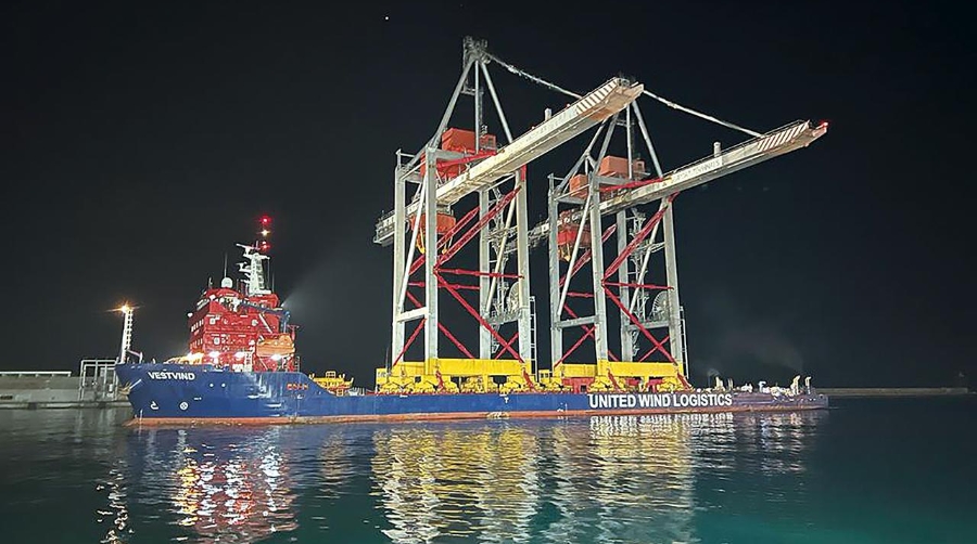 Arriba, las dos grúas de HUB Portuario de Alicante que llegaron la noche del miércoles al puerto levantino.