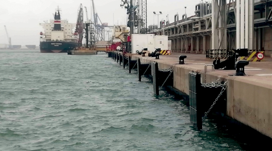 El proyecto de acondicionamiento de elementos de amarre y seguridad se ha llevado a cabo en el muelle de fluidos de la Dársena Sur.