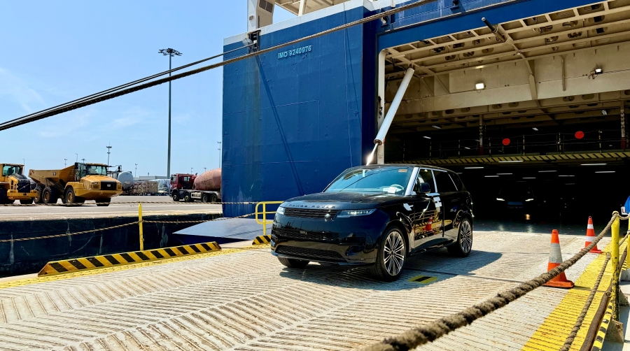 Land Rover y Jaguar empiezan a desembarcar en el puerto de Santander