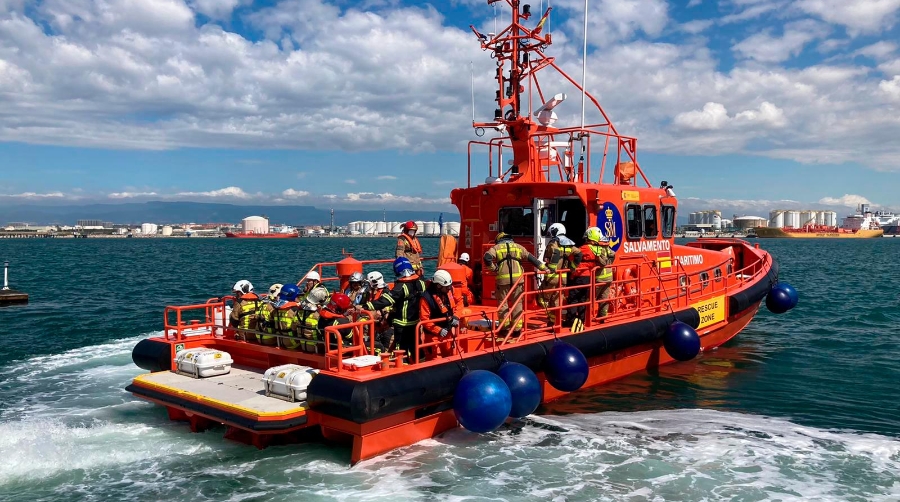 Bombers Generalitat y Parc Químic realizan prácticas de incidentes marítimos en el Port de Tarragona