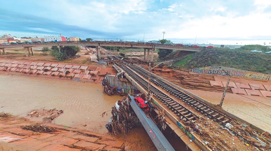 Viaducto sobre el barranco del Poyo en el acceso a Valencia, correspondiente a las líneas C1 y C2.