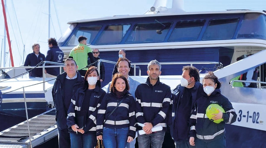 Parte del equipo de inspectores de la Capitanía Marítima de Tarragona en la primera fila y el coordinador del Centro de Salvamento Marítimo y el capitán marítimo en la segunda.